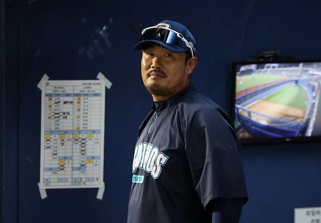 이호준 NC 감독이 23일 울산 롯데전에 앞서 “우리 홈구장인 듯 기분 좋게 들어왔다”고 말했다. NC는 3월 창원NC파크에서 발생한 구조물 추락사고로 인해 안방에서 경기를 치르지 못하던 시기에 울산광역시의 협조 덕분에 문수야구장을 임시 홈구장으로 사용할 수 있었다. 이 감독은 “도움을 많이 받았다”고 다시금 고마움을 전했다. 뉴시스