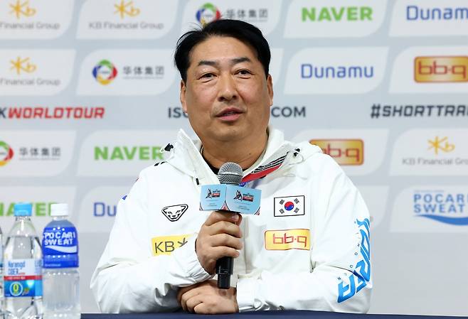 쇼트트랙대표팀 윤재명 감독은 빙상연맹으로부터 1개월 자격정지 처분을 받았으나, 재심 청구를 통해 인용 결정을 이끌어내고 다시 사령탑에 복귀했다. 뉴시스