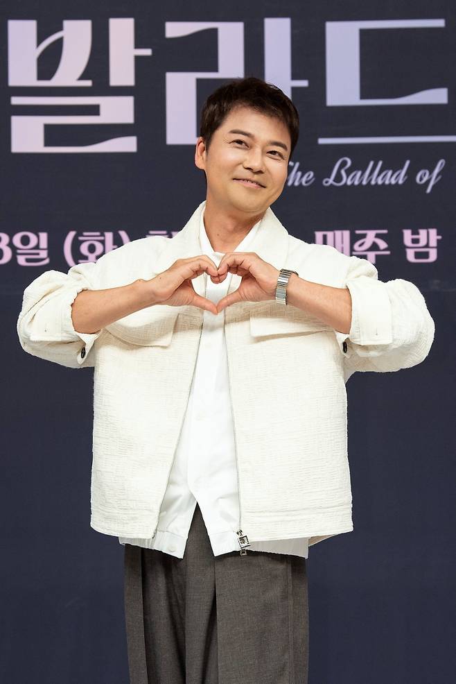 케이(K) 예능의 대명사가 된 전현무. 최근 채널A ‘성적을 부탁해 티처스2’를 성공적으로 이끌기도 한 그가 ‘발라드 부활’을 기치로 내세운 TV 오디션 ‘우리들의 발라드’를 새롭게 내놨다. | SBS