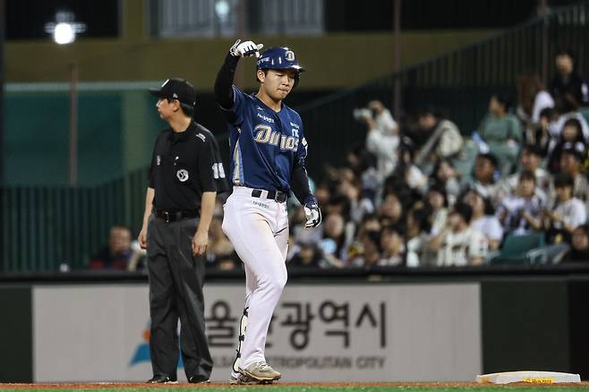 NC 김휘집이 23일 울산 롯데전에서 4타수 3안타 2타점의 맹타를 휘두르며 팀의 4-2 승리를 이끌었다. 8회초 2타점 적시타를 쳐낸 뒤 환호하는 김휘집. 사진제공｜NC 다이노스