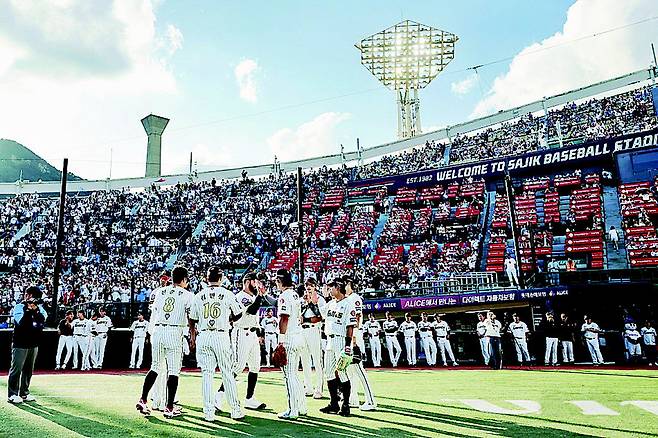 롯데 선수들이 지난 20일 사직 키움전을 앞두고 선전을 다짐하고 있다. 롯데 자이언츠 제공