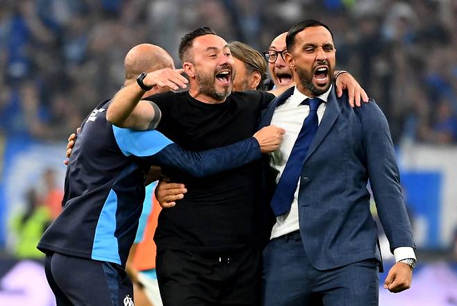 마르세유 데제르비 감독이 23일 PSG전에서 승리한 뒤 스태프들과 기뻐하고 있다. 로이터연합뉴스