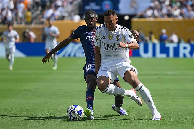 레알 마드리드 킬리안 음바페가 지난 7월 클럽월드컵 PSG전에서 뎀벨레와 볼 경합을 하고 있다. Getty Images연합뉴스