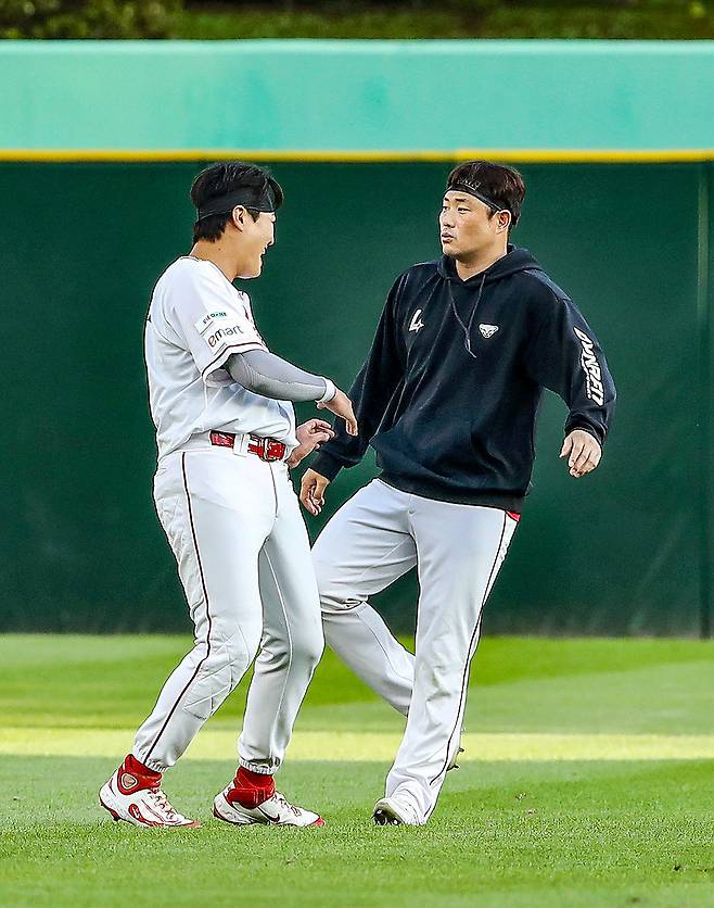 SSG 이지영(오른쪽)이 훈련 중 고명준과 장난치는 모습. SSG랜더스 제공