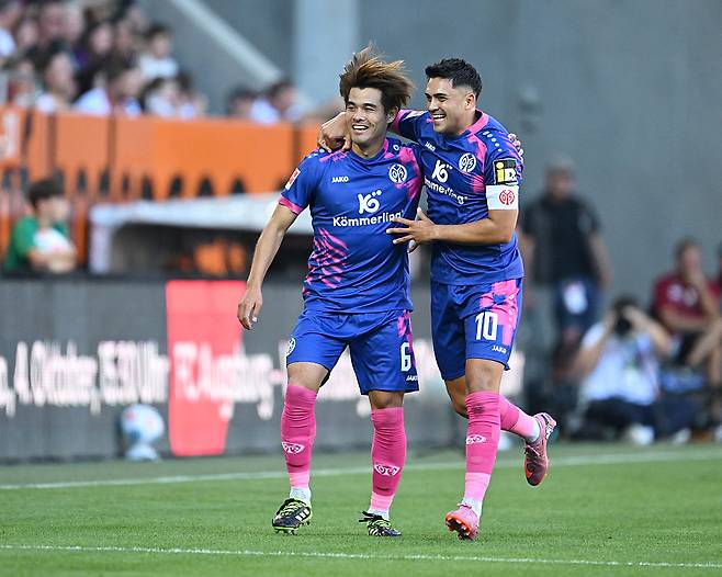 마인츠 사노가 20일 아우크스부르크전에 선제골을 넣은 뒤 동료 아미리와 포옹하며 기뻐하고 있다. Getty Images코리아