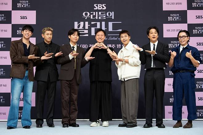 (왼쪽부터) 대니구, 크러쉬, 정승환, 정익승 PD, 전현무, 차태현, 정재형이 23일 서울 양천구 SBS 사옥에서 진행된 SBS 예능 ‘우리들의 발라드’ 제작발표회에서 포즈를 취하고 있다. SBS 제공