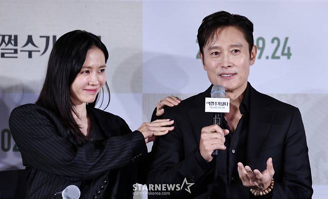 (서울=뉴스1) 구윤성 기자 = 배우 이병헌(오른쪽)과 손예진이 22일 오후 서울 용산구 CGV 용산에서 열린 영화 '어쩔수가없다' 기자간담회에서 취재진의 질문에 답하고 있다. 2025.9.22/뉴스1  Copyright (C) 뉴스1. All rights reserved. 무단 전재 및 재배포,  AI학습 이용 금지. /사진=(서울=뉴스1) 구윤성 기자