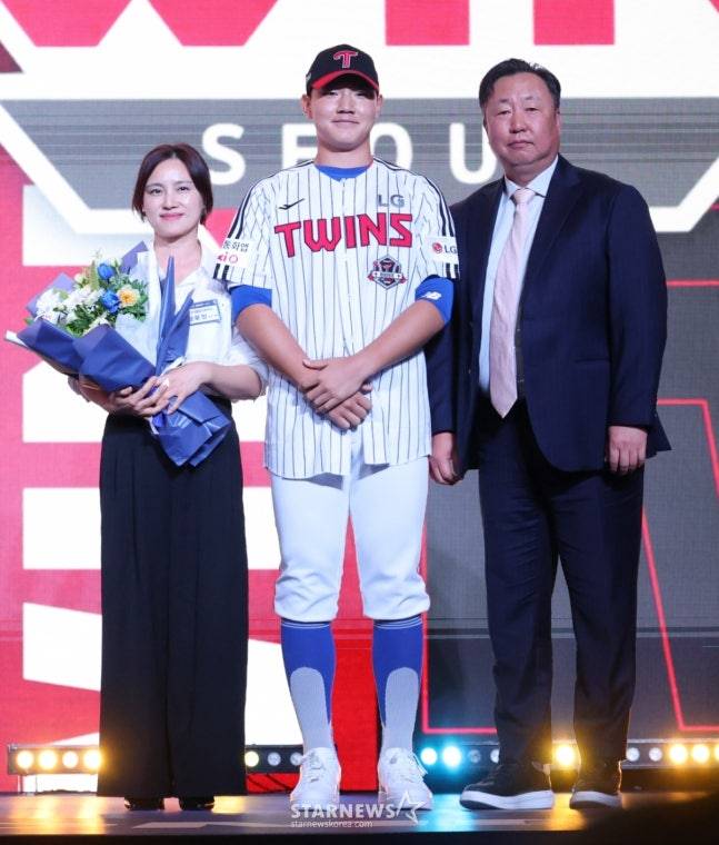 '2026 KBO 신인 드래프트'가 17일 서울 송파구 롯데호텔 월드 크리스탈볼룸에서 열렸다.  양우진(경기항공고)가 전체 8순위로 LG에 지명된 후 어머니, 차명석 단장과 기념촬영을 하고 있다. /사진=김진경 대기자