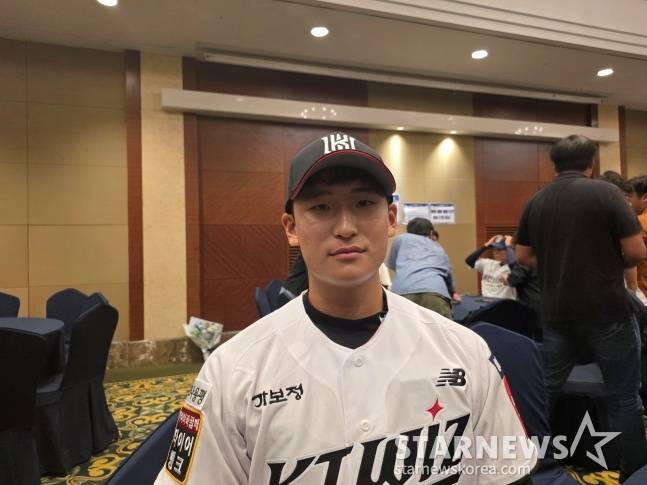 전주고 박지훈이 17일 열린 2026 KBO 신인드래프트에서 KT 지명을 받고 미소 짓고 있다. /사진=김동윤 기자