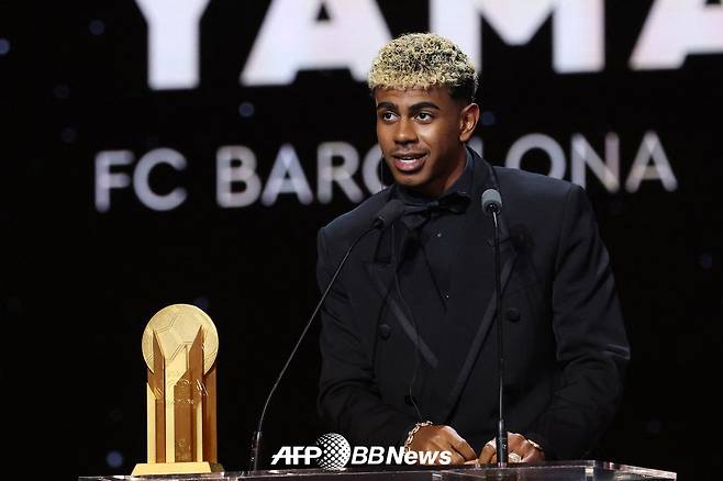 FC바르셀로나 라민 야말이 23일(한국시간) 프랑스 파리의 샤틀레 극장에서 열린 2025 발롱도르 시상식에서 21세 이하(U-21) 발롱도르로 불리는 코파 트로피를 수상한 뒤 소감을 밝히고 있다. /AFPBBNews=뉴스1