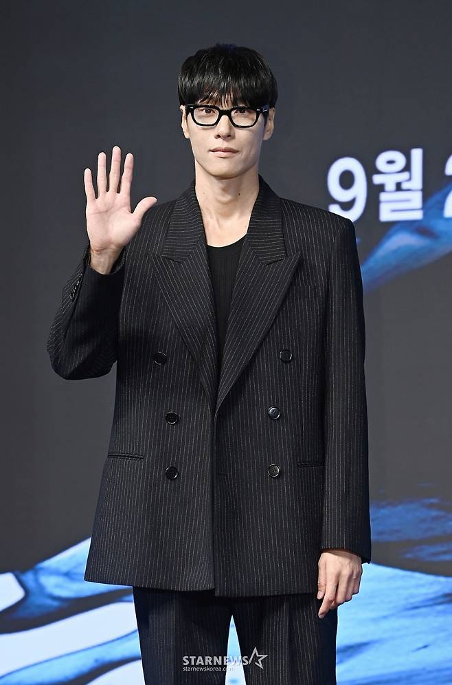 배우 김동원이 23일 서울 강남구 엘리에나호텔에서 열린 디즈니+ '탁류' 제작발표회에 참석해 포즈를 취하고 있다. /2025.09.23 /사진=김휘선 hwijpg@