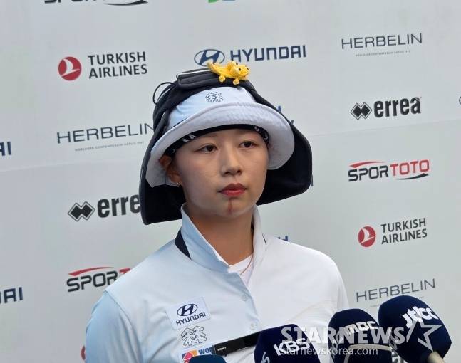 한국 양궁 여자 리커브 국가대표팀 임시현이 지난 12일 광주 5·18 민주광장에서 열린 '광주 2025 현대 세계선수권대회' 여자 개인전 8강에서 탈락하고 취재진과 인터뷰하고 있다. /사진=김동윤 기자