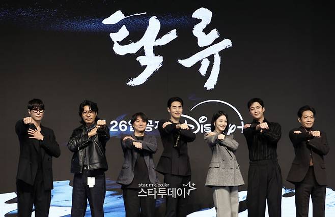 ‘탁류’ 출연진과 추창민 감독(왼쪽에서 세 번째). 사진ㅣ유용석 기자