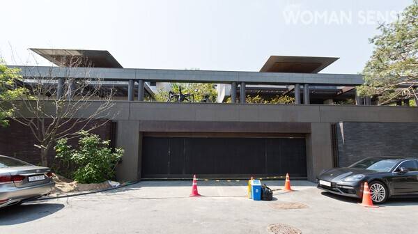 정용진 회장과 모친 이명희 총괄회장이 2017년 한남동에 단독주택을 각자 한 채씩 지었는데, 지붕이 하나로 연결돼 있다.&nbsp; 사진=최준필 기자(이오이미지)