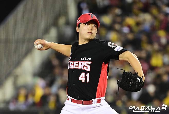 4일 오후 서울 송파구 잠실야구장에서 열린 '2025 신한 SOL Bank KBO리그' KIA 타이거즈와 LG 트윈스의 경기, 6회말 KIA 황동하가 역투하고 있다. 엑스포츠뉴스 DB