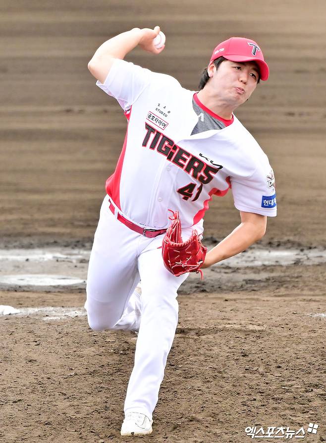 3일 오후 일본 오키나와 킨 구장에서 열린 KT 위즈와 KIA 타이거즈의 연습경기, 6회초 KIA 황동하가 공을 힘차게 던지고 있다. 엑스포츠뉴스 DB