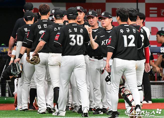 이강철 감독이 이끄는 KT 위즈가 23일 수원 KT위즈파크에서 열린 2025 신한 SOL Bank KBO리그 키움 히어로즈와의 팀간 16차전에서 7-0으로 승리, 3연승을 질주했다. 사진 엑스포츠뉴스 DB