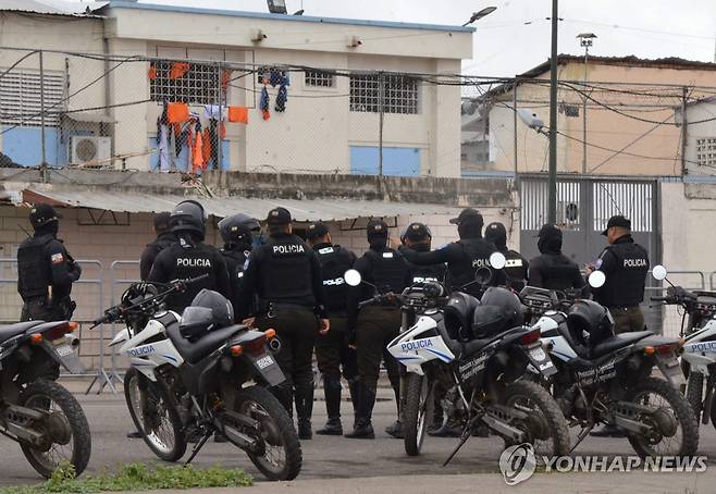 22일(현지시간) 마찰라 교도소 인근에 배치된 에콰도르 경찰 [마찰라 AFP=연합뉴스. 재판매 및 DB 금지]