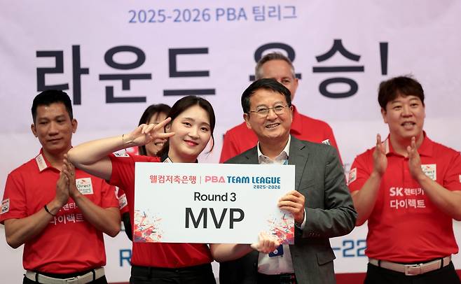 팀리그 3라운드 MVP를 받은 SK렌터카 강지은 [PBA 제공. 재판매 및 DB 금지]