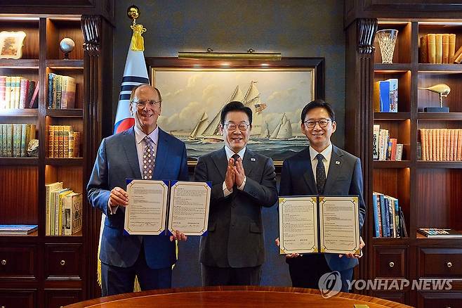 정부-블랙록, AI 산업 글로벌 협력을 위한 MOU 체결 (뉴욕=연합뉴스) 한상균 기자 = 유엔총회 참석을 위해 미국을 방문한 이재명 대통령이 22일(현지시간) 뉴욕의 한 호텔에서 AI 산업 글로벌 협력을 위한 양해각서(MOU)를 체결한 뒤 래리 핑크 세계경제포럼(WEF) 의장 겸 블랙록 회장, 배경훈 과학기술정보통신부 장관과 기념촬영을 하고 있다. [공동취재] 2025.9.23 
    [재판매 및 DB 금지] xyz@yna.co.kr