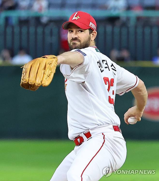 역투하는 앤더슨 (인천=연합뉴스) 임순석 기자 = 22일 인천 SSG랜더스필드에서 열린 2025 프로야구 두산 베어스와 SSG 랜더스의 경기. SSG 선발 투수 앤더슨이 역투하고 있다. 2025.9.22 soonseok02@yna.co.kr