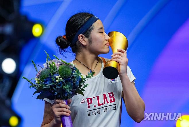 2025 중국 마스터스 시상대 오른 안세영 [신화통신=연합뉴스]