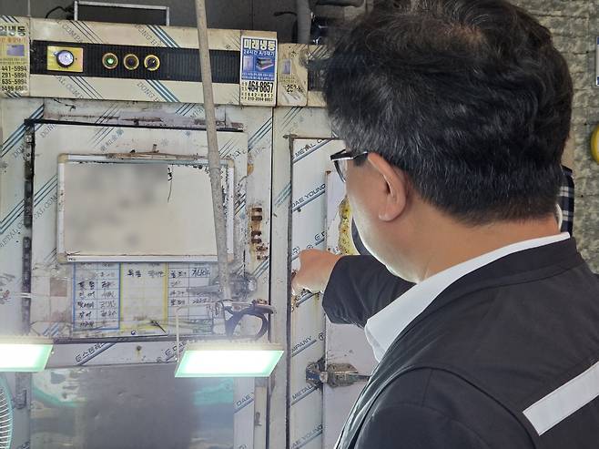 원산지 표지판 확인하는 해경 [촬영 박성제]