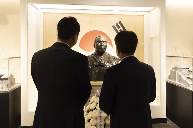 충칭 임시정부 청사의 백범 김구 선생 흉상에 헌화하는 김동연 지사와 김진경 의장 [경기도 제공. 재판매 및 DB 금지]