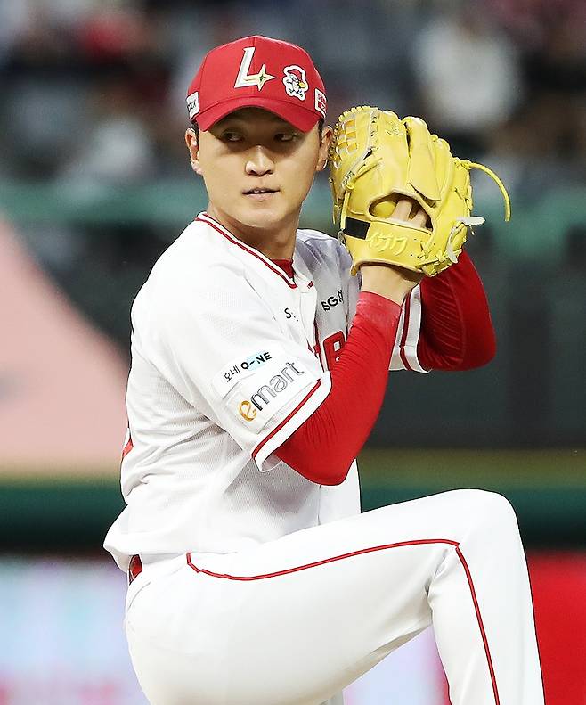 역투하는 SSG 김건우 (서울=연합뉴스) SSG 김건우가 23일 인천 SSG랜더스필드에서 열린 프로야구 KIA와 홈 경기에 선발 등파해 역투하고 있다. [SSG 랜더스 제공. 재판매 및 DB금지]