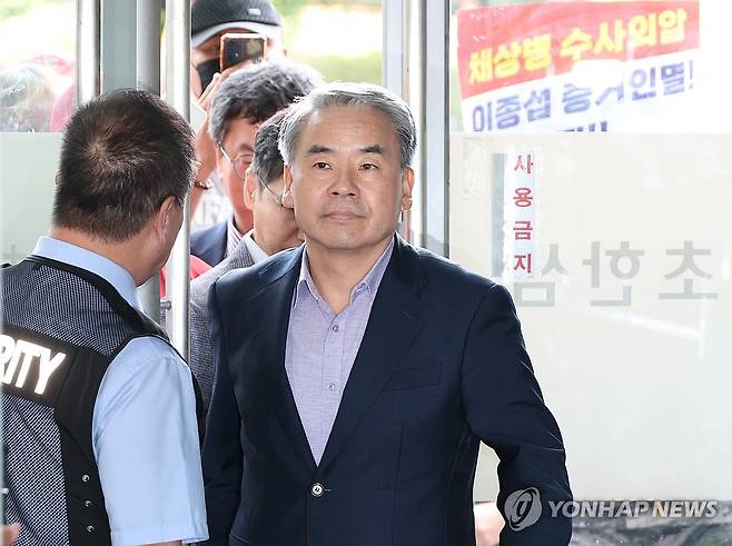 피의자 소환된 이종섭 전 국방부 장관 (서울=연합뉴스) 서명곤 기자 = 이종섭 전 국방부 장관이 23일 서울 서초구 이명현 순직해병 특별검사팀 사무실에 채상병 사건 수사 외압·은폐 의혹과 관련해 첫 피의자 조사를 받기 위해 출석하고 있다.  2025.9.23 seephoto@yna.co.kr