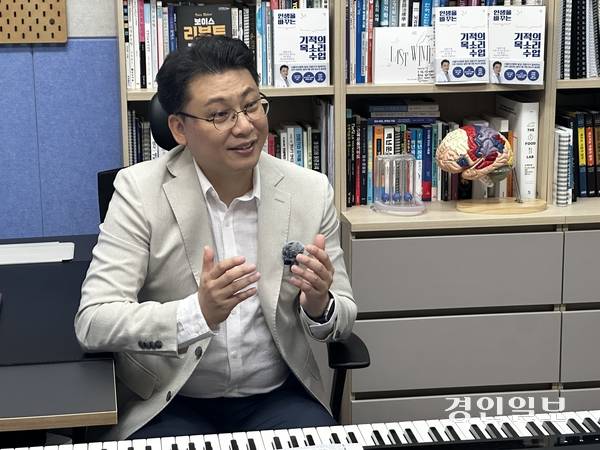 지난 22일 안대성 발성치료사가 서울에 위치한 자신의 작업실에서 인터뷰에 응하고 있다. 2025.9.22 /강승호기자 kangsh@kyeongin.com