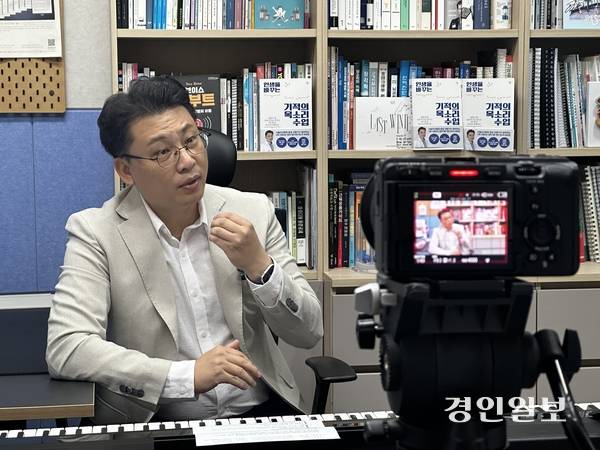 지난 22일 안대성 발성치료사가 서울에 위치한 자신의 작업실에서 인터뷰에 응하고 있다. 2025.9.22 /강승호기자 kangsh@kyeongin.com