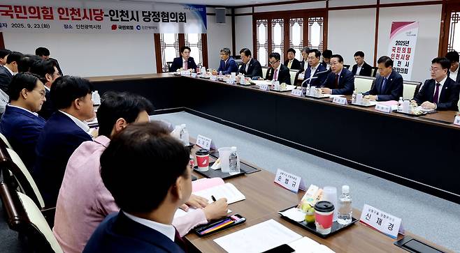 ▲ 23일 인천시청에서 열린 '2025년 국민의힘 인천시당-인천시 당정협의회'에 참석한 유정복 인천시장이 인사말을 하고 있다. /이재민 기자 leejm@incheonilbo.com