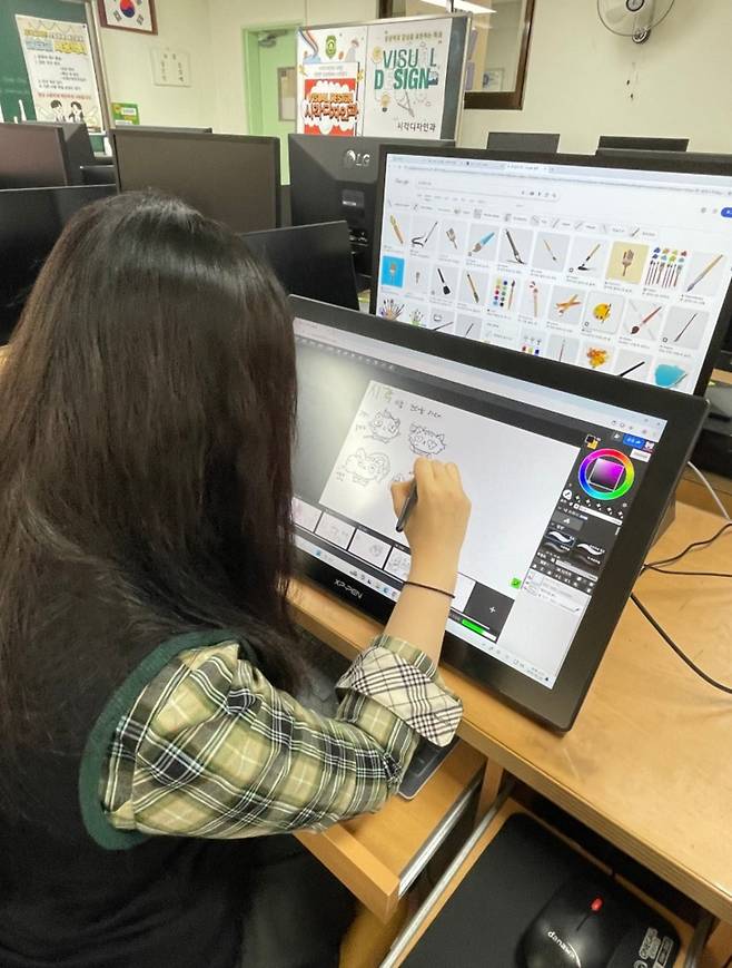 ▲&nbsp;안산디자인문화고등학교 동아리 '딤딤' 소속 학생이 드로잉을 하고 있다./사진제공=안산디자인문화고등학교