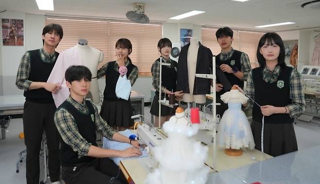 ▲ 안산디자인문화고등학교 페션디지인과 학생들.&nbsp;/사진제공=안산디자인문화고등학교