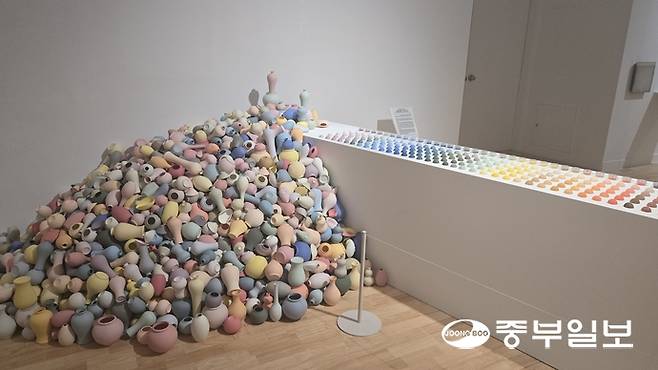 백인교 작가의 작품 '확장하는 팔레트-색의 아카이브'. 임창희기자