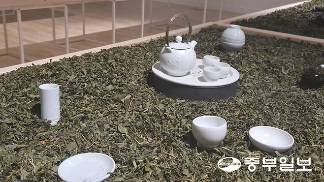 문찬석 작가의 '달빛 다기 시리즈'. 임창희기자