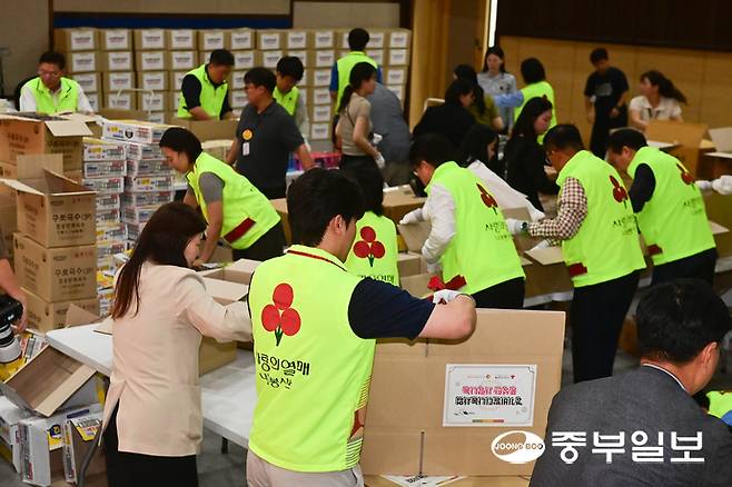 추석 연휴를 일주일 여 앞둔 24일 오후 화성시 나래울종합사회복지관에서 열린 '2025년 경기 비발디 나눔사업 풍성한 사랑나눔, 한가위 정 나눔축제' 행사에서 자원봉사자들이 추석 꾸러미 포장 봉사활동을 하고 있다. 임채운기자