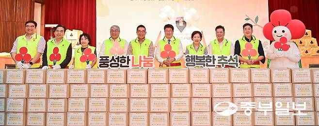 추석 연휴를 일주일 여 앞둔 24일 오후 화성시나래울종합사회복지관에서 진행된 '2025년 경기 비발디 나눔사업 풍성한 사랑나눔, 한가위 정 나눔축제' 행사에서 권인욱 경기 사랑의열매 회장, 김효진 사무처장 윤현의 경기도사회복지관협회 회장, 박진영 도의원 아너 소사이어티 회원 과 넥스틴 임직원들이 기념촬영을 하고 있다. 임채운기자