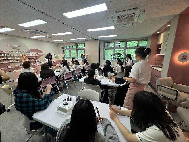 대천여상 네일아트 수업.[사진=충남교육청 제공]
