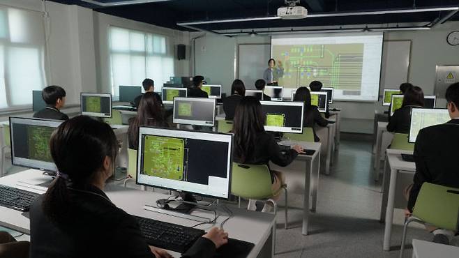 충남반도체마이스터고 학생들 실습활동 모습. /충남교육청 제공