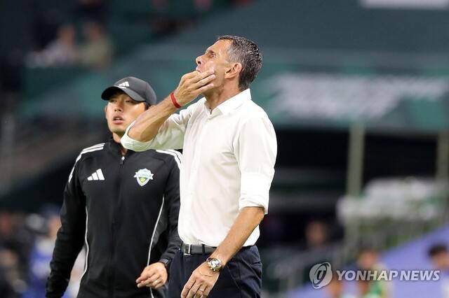 지난 7월 23일 전북 전주월드컵경기장에서 열린 하나은행 K리그1 2025 전북현대와 강원FC의 경기. 전북현대 거스 포옛 감독이 작전지시를 하고 있다. 연합뉴스 제공