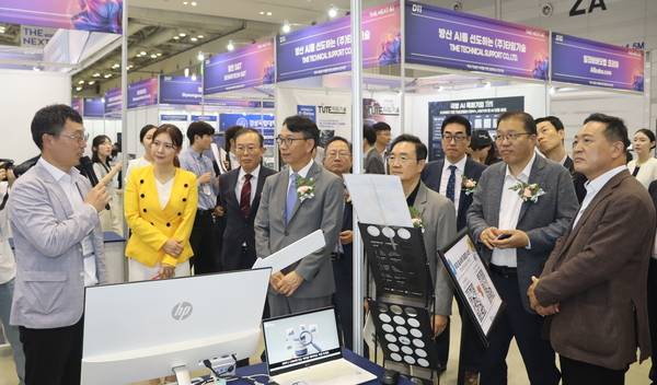 경남 'The Next AI' 산업전이 24일 창원컨벤션센터에서 개막했다. 김명주 경남도 경제지사와 장금용 창원시장 권한대행 등 주요 인사들이 (주)이즈파크 부스 앞에서 이 회사 관계자의 설명을 듣고 있다. /조재영 기자