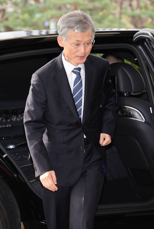 조희대 대법원장이 24일 서울 서초구 대법원으로 출근하고 있다. 연합뉴스