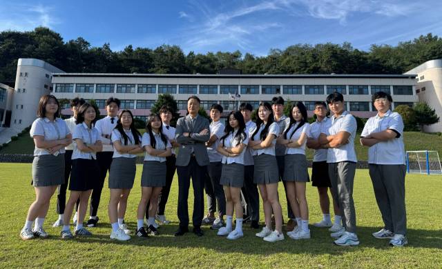 한국철도공사 고졸 제한경쟁채용시험에 합격한 한국철도고등학교 학생 17명이 학교를 배경으로 포즈를 취했다. 철도고등학교 제공