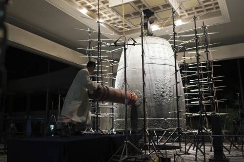 우리나라 종 가운데 최고 걸작으로 평가받는 성덕대왕신종의 울림이 잠시 멈춘 가운데, 깊고 그윽한 울림을 다시 들을 수 있을지 주목된다. 국립경주박물관은 신종의 보존 상태와 구조적 변화를 살펴보기 위해 1996년, 2001∼2003년, 2020∼2022년 등 3차례에 걸쳐 타음 조사를 한 바 있다. 타음 조사는 종을 실제로 두드려 울리는 소리를 분석하는 방식으로 한다. 사진은 2022년 성덕대왕신종 타음 조사 현장 모습. 연합뉴스