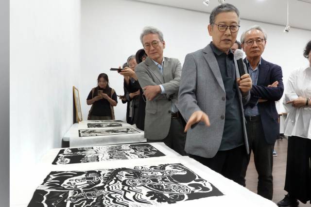 23일 오후 부산 중구 가톨릭센터 대청갤러리에서 열린 홍성담 작가의 ‘독일 유배 작품 봉인 해제 행사’ 모습. 박희진 사진가 제공