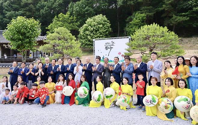 지난해 6월, 유인촌 문화체육관광부 장관과 부호 주한베트남대사, 이철우 경북도지사, 박현국 봉화군수 등이 봉화군 봉성면 충효당에서 열린 K-베트남 밸리 조성사업 대상지 방문 행사에 참석해 기념촬영을 하고 있다. <봉화군 제공>