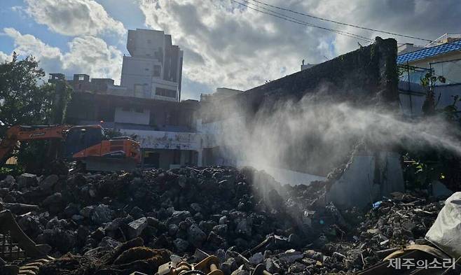 관광극장 외벽 철거 당시 모습. ⓒ제주의소리 자료사진