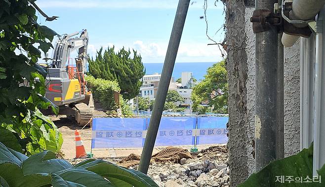 관광극장 외벽 철거 공사가 중단돼 있다. ⓒ제주의소리